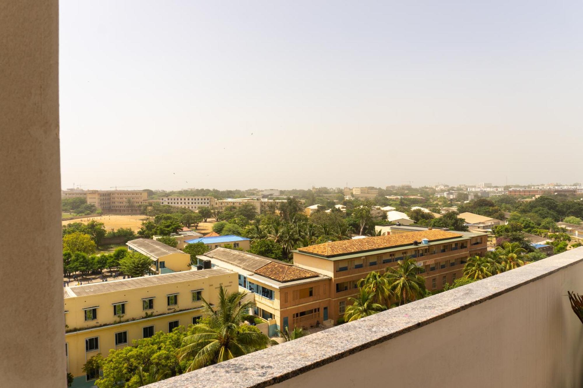 Chambres Meublees Avenue Cheikh Anta Diop ダカール エクステリア 写真
